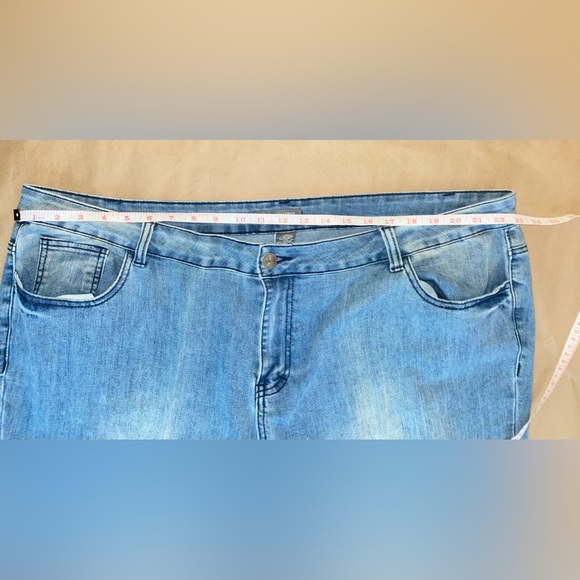 Kate & Mallory Stretch 5-Pocket Crochet Trimmed Cropped Jeans Plus Size 22W - Picture 3 of 9